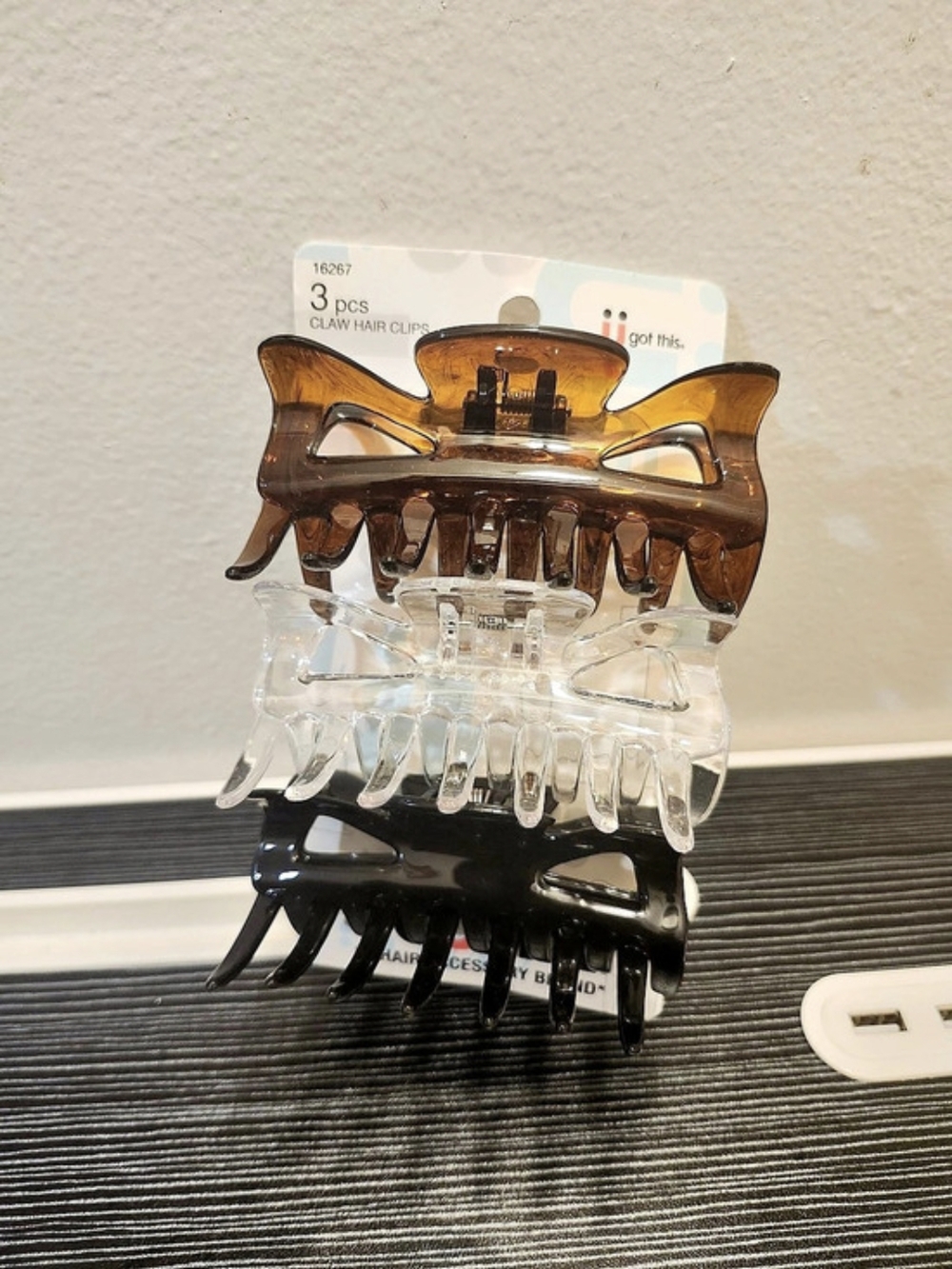 Scunci Claw Hair Clips 3 pcs 3-Piece Hair Clip Set in Brown, Black & Clear NWT